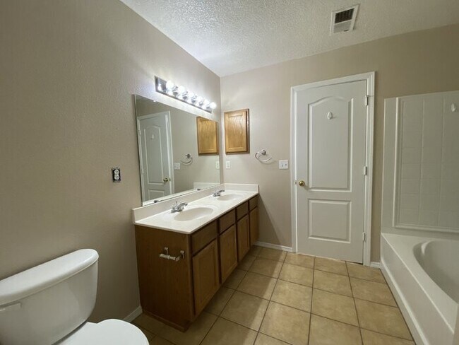 Building Photo - 2 Story - Master on Main Floor - Loft Upst...