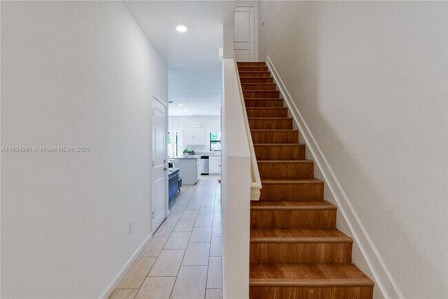 Building Photo - 1150 SW 6th Ave