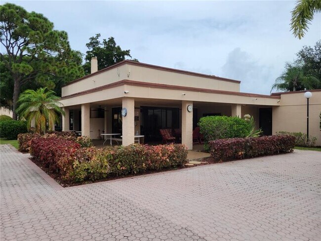 Building Photo - 2339 SW 15th St