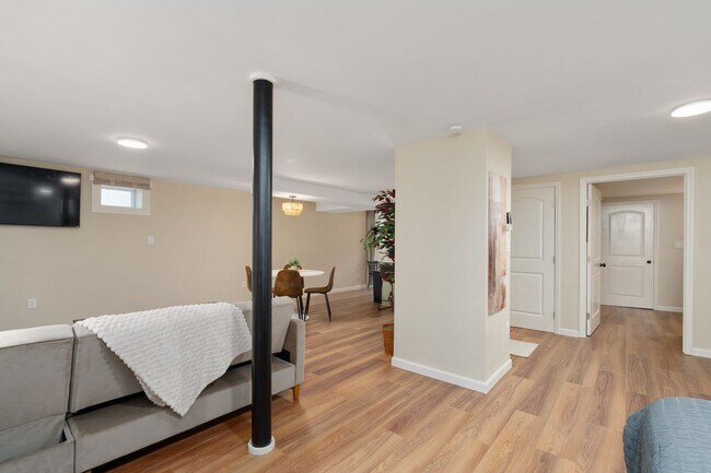 Building Photo - 142 E Park Dr