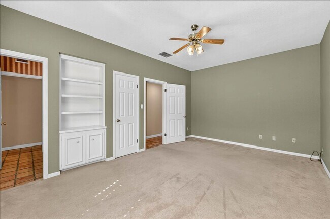 Building Photo - 5305 Greenbriar Dr