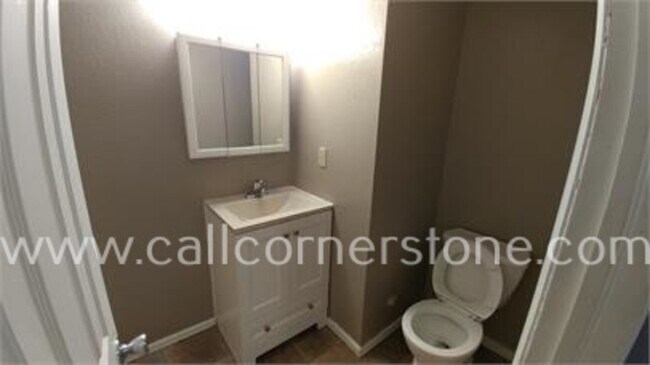 Building Photo - 2570 Clarendon Dr