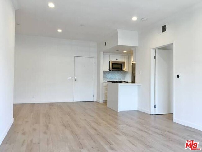Building Photo - 301 S Swall Dr