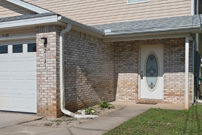 Building Photo - "Charming 3-Bed Townhouse Retreat with 2.5...