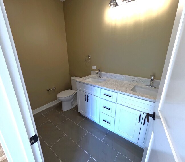 Building Photo - 2008 W 21st St