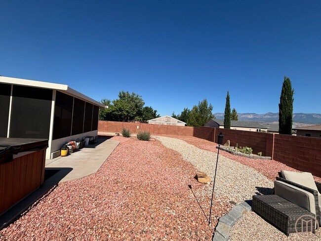 Building Photo - Beautiful home in La Verkin with all the v...