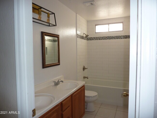 Building Photo - 607 E Diamond Dr