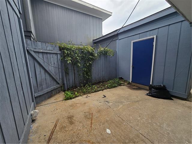 Building Photo - 305 E Club Dr