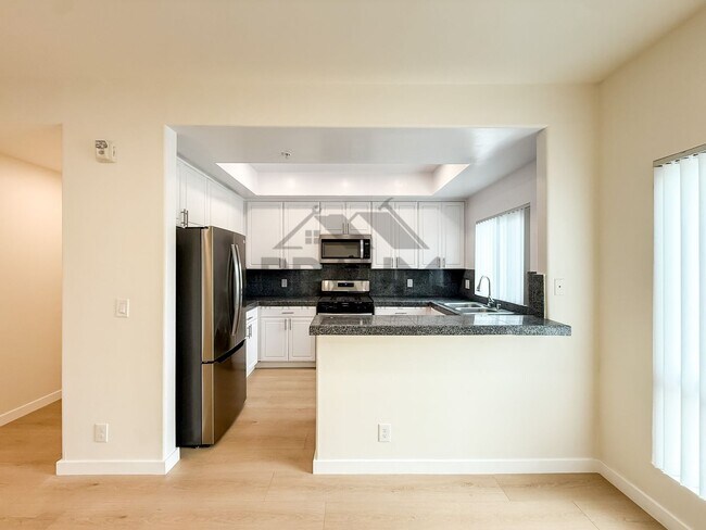 Building Photo - 11035 Moorpark St