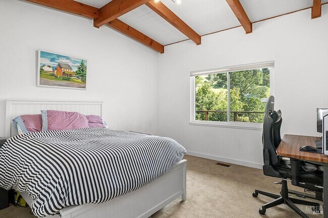 Building Photo - 5 Oak Springs Dr