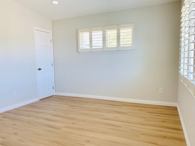 Building Photo - STUNNING 5BD/3BA RESIDENCE IN SERRA MESA! ...