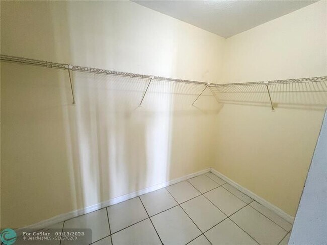 Building Photo - 800 Parkview Dr