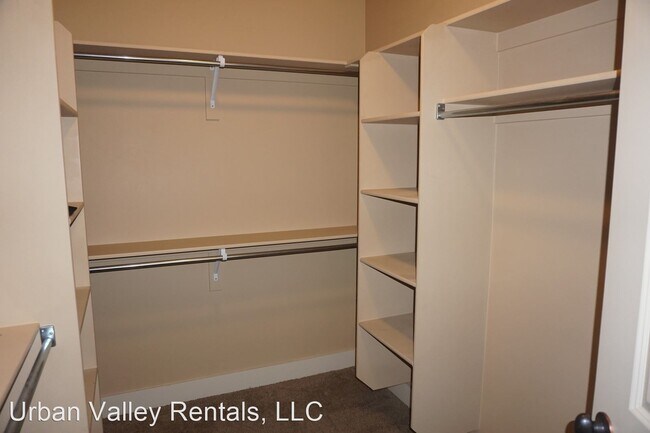 Building Photo - 4 br, 2.5 bath House - 222 E. Belle Glenn Cir