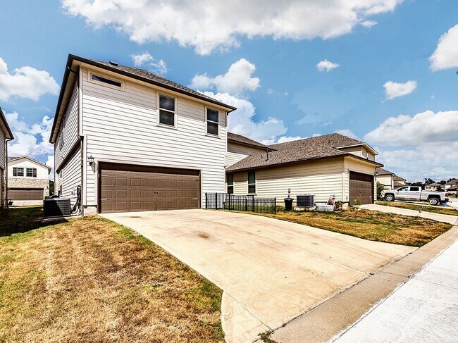Building Photo - Beautiful and Contemporary 3 BR / 2.5 BA H...