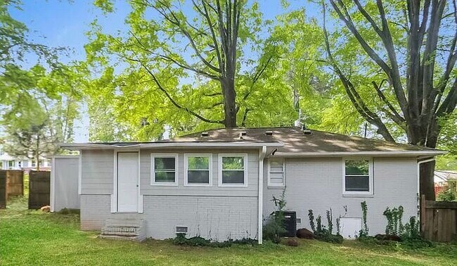 Building Photo - 2296 Lakewood Dr NW