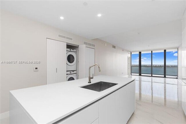 Building Photo - 700 NE 24th St