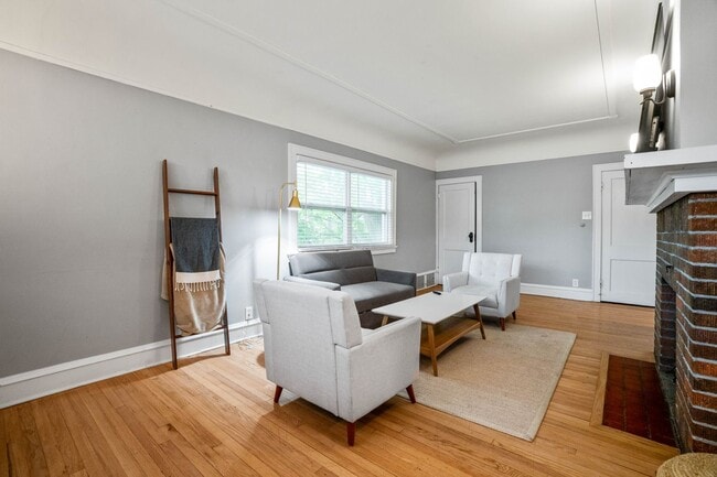 Building Photo - Rare quality UWM Flat , Walk to Campus!