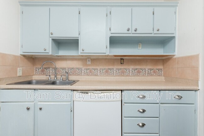 Building Photo - 802 Rue Max St