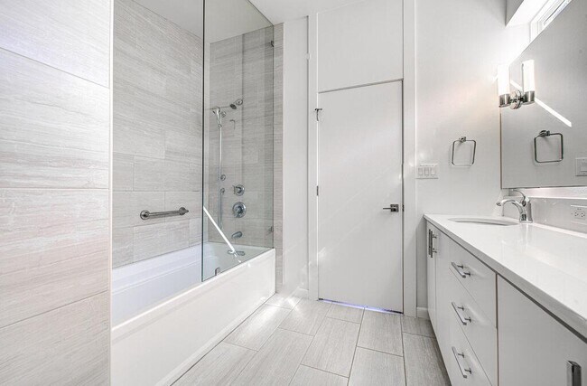 Building Photo - 2400 Spring Creek Dr