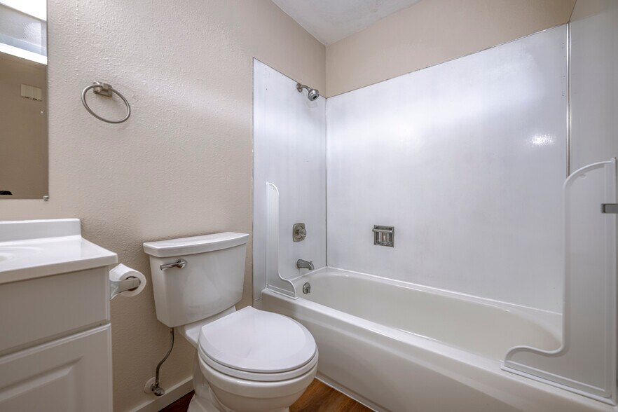 Guest Bathroom - 10717 NE 145th Pl