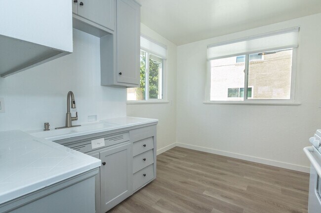 Building Photo - Refreshed 1 bed / 1bath Second Floor Unit in the Heart of Pacific Beach!