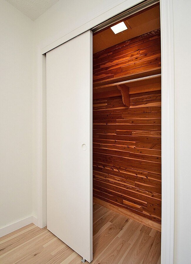 Building Photo - 4640 Washington Ave