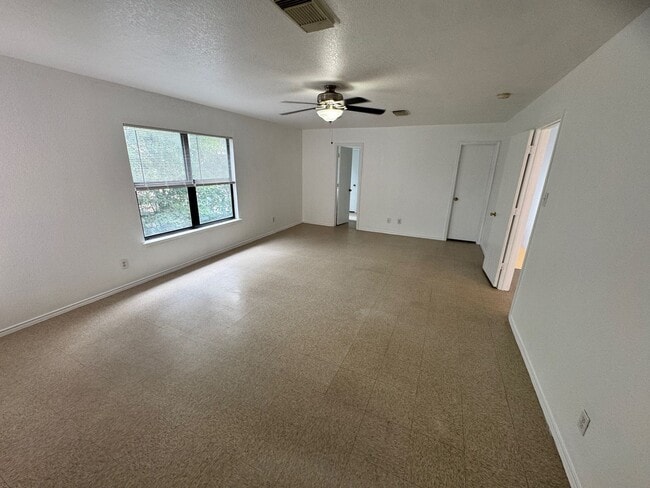 Building Photo - Spacious 3-Bedroom Home in Prime Location ...