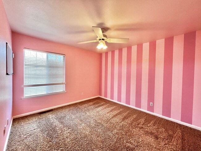 Building Photo - Large Hollister Home in Cul-de-sac