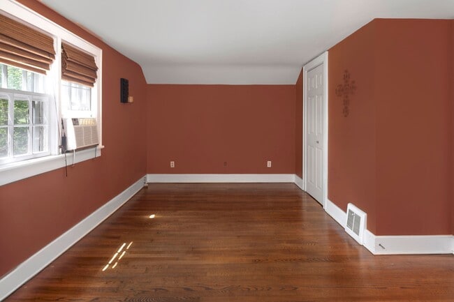 Building Photo - 223 Lambertville Headquarters Rd