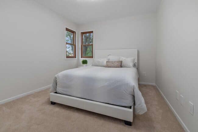 Building Photo - 1140 Manor Dr