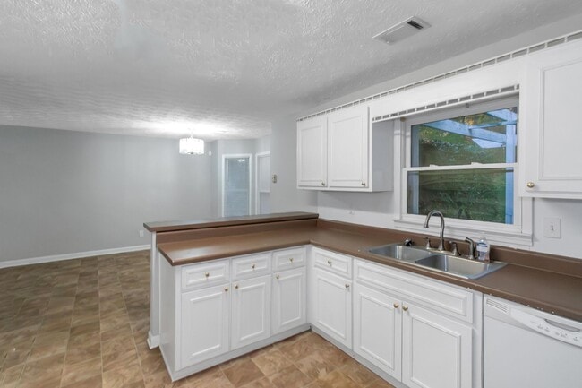 Building Photo - Coming Soon....Gorgeous 3bedroom 2bath in Stockbridge, GA!