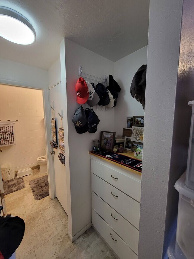 Building Photo - Studio Apartment - Available August 10th