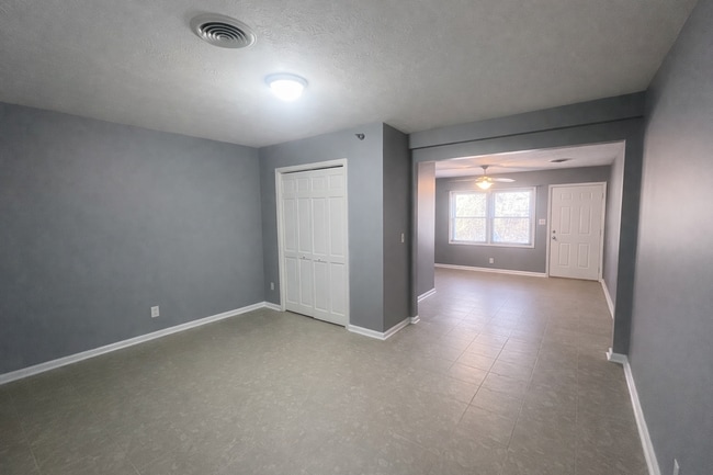 Building Photo - Lovelaceville Road