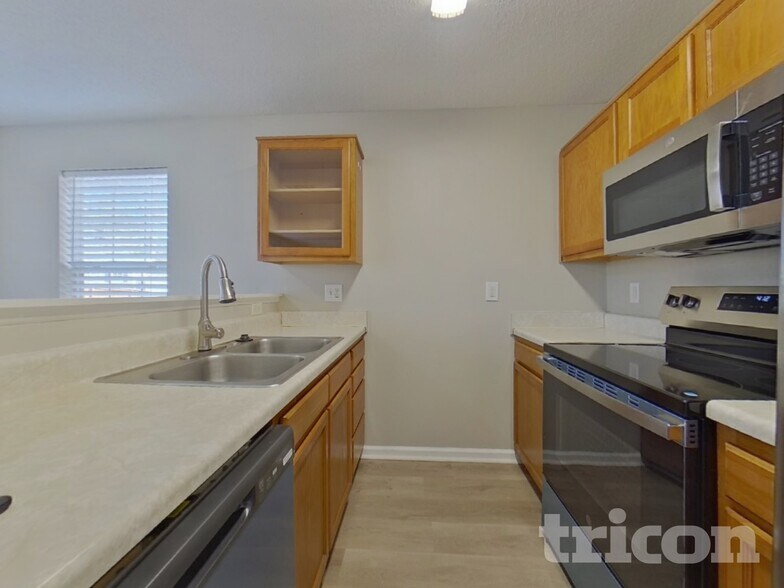 Building Photo - 3740 Longview Dr