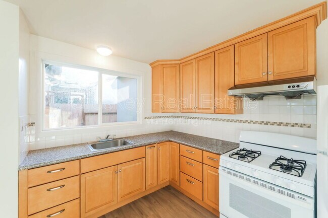 Building Photo - 365 W 12th St