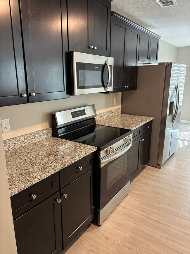 Building Photo - Beautiful home located in a culdesac.