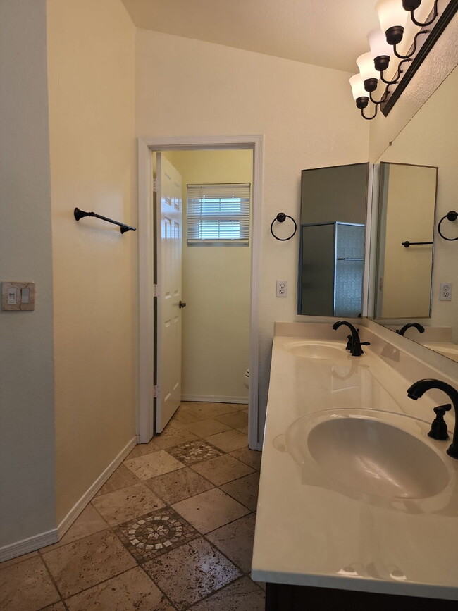 Building Photo - "Spacious 4-Bedroom Glendale Gem with Granite Elegance - 2018 Sq Ft of Comfort!"