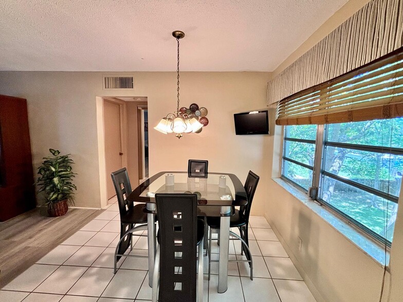 Building Photo - 2031 Dewey St