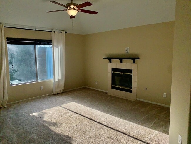 Building Photo - Beautifully Updated 4/2.5 near Woodward Park