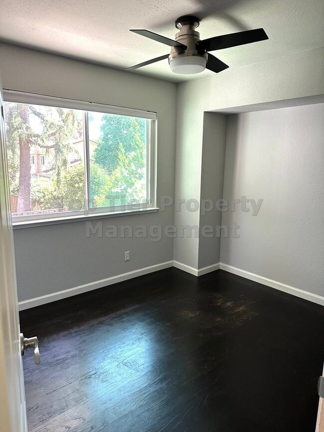Building Photo - Beautiful and spacious 4 Bed/ 2.5 Bath/ 2,...