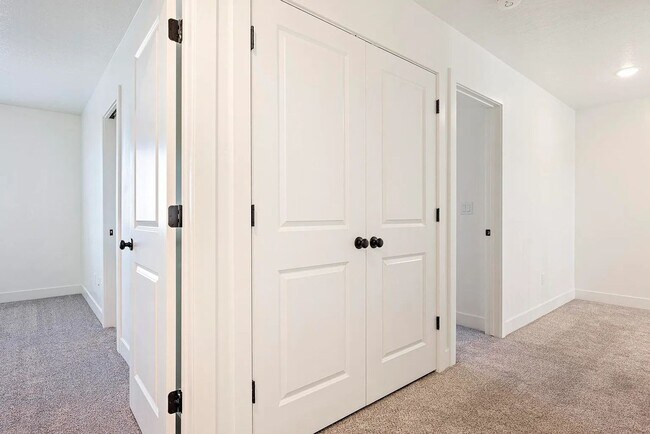 Building Photo - Charming Cedar City 3 Bedroom Townhome!