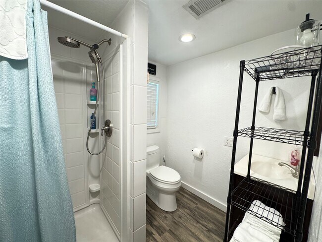 Building Photo - 879 Christmas Rd