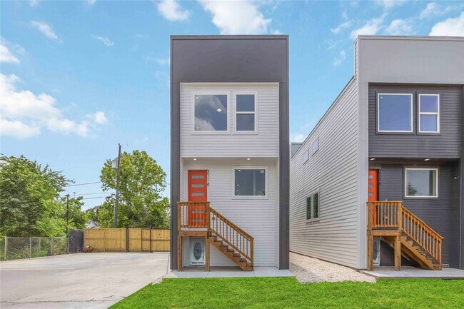 Building Photo - 2112 Des Chaumes St