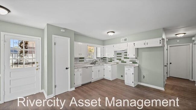 Building Photo - East Memphis Beauty!!!! Section 8 Welcomed...