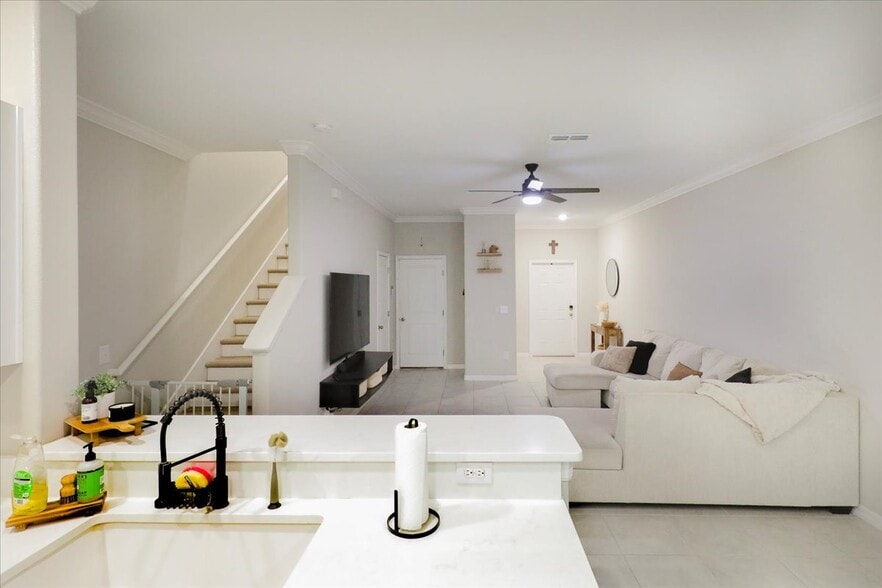 Building Photo - 1595 Cassius St