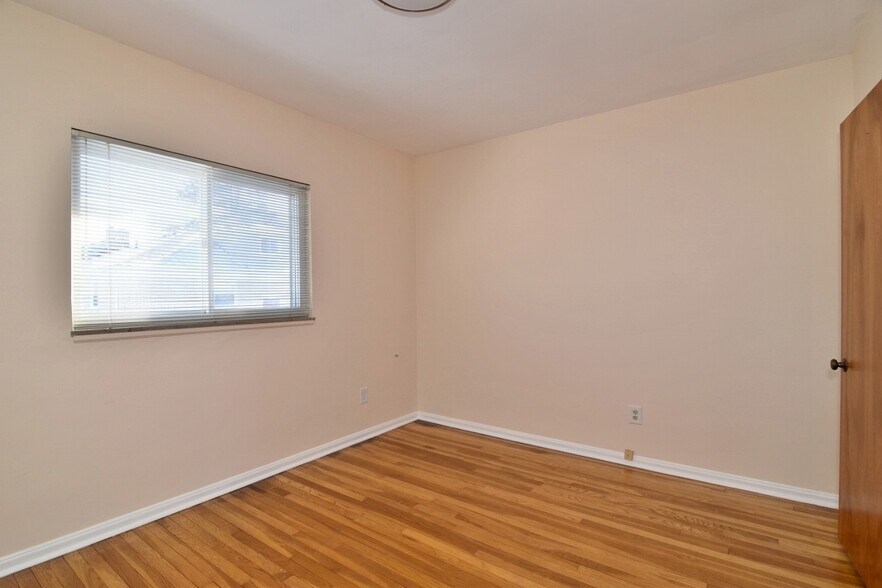 Building Photo - 2025 Riverside Dr