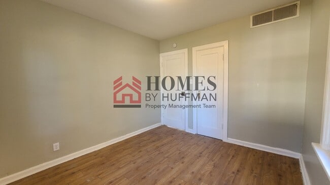 Building Photo - Two Bedroom House - Garage - Move In Ready