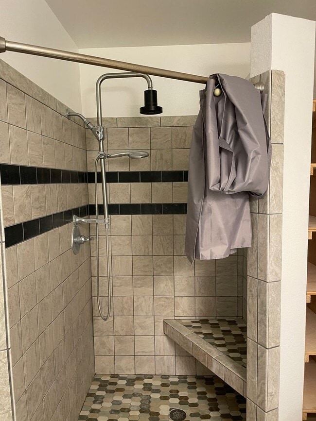 Building Photo - Large 4 Bedroom Home