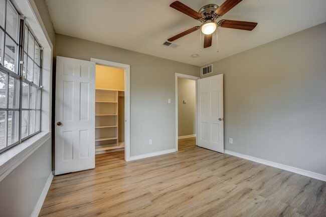 Building Photo - Freshly Updated 3 Bedroom House