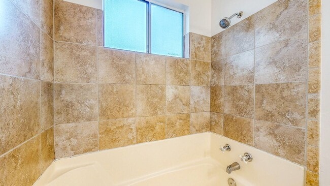 Building Photo - 4 Bedroom 2 Full Bathroom Single Family Ho...